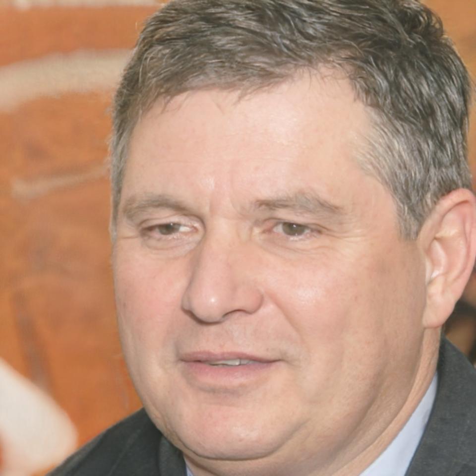 Retrato profesional de Osvaldo Cantabria, especialista en planificación financiera